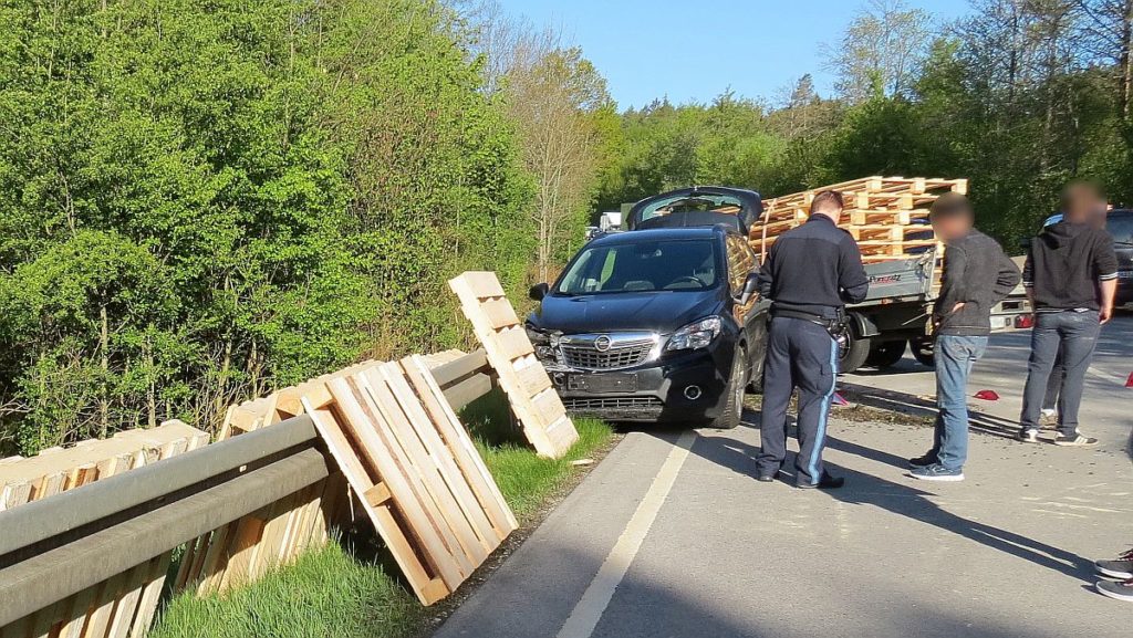 Verkehrsunfalll mit PKW-Gespann  Foto: Polizei