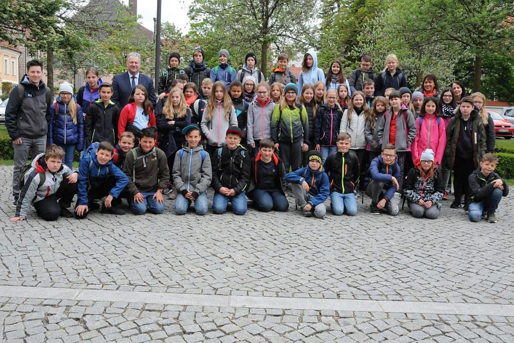 Das Landratsamt Amberg-Sulzbach wurde für 1 ½ Stunden zum Klassenzimmer für die Fünftklässler der Realschule Auerbach. Foto: Christine Hollederer