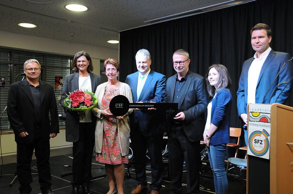 Schlüsselübergabe: v.li.: Hubert Saradeth (Gebäudemanagement Landkreis Amberg-Sulzbach), Landtagspräsidentin Ilse Aigner, Schulleiterin Gisela Lehnerer, Landrat Richard Reisinger, Architekt Alfred Popp, Maria Mader und Thomas Raithel (beide Gebäudemanagement)