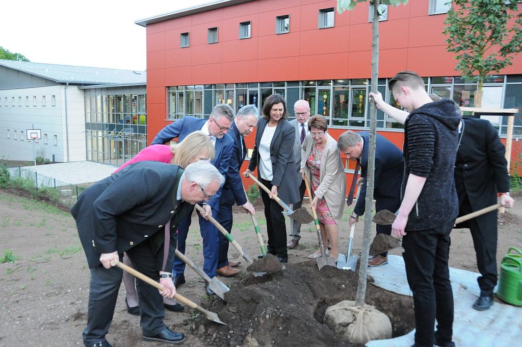 Im Anschluss an den Festakt wurde ein Baum gepflanzt.