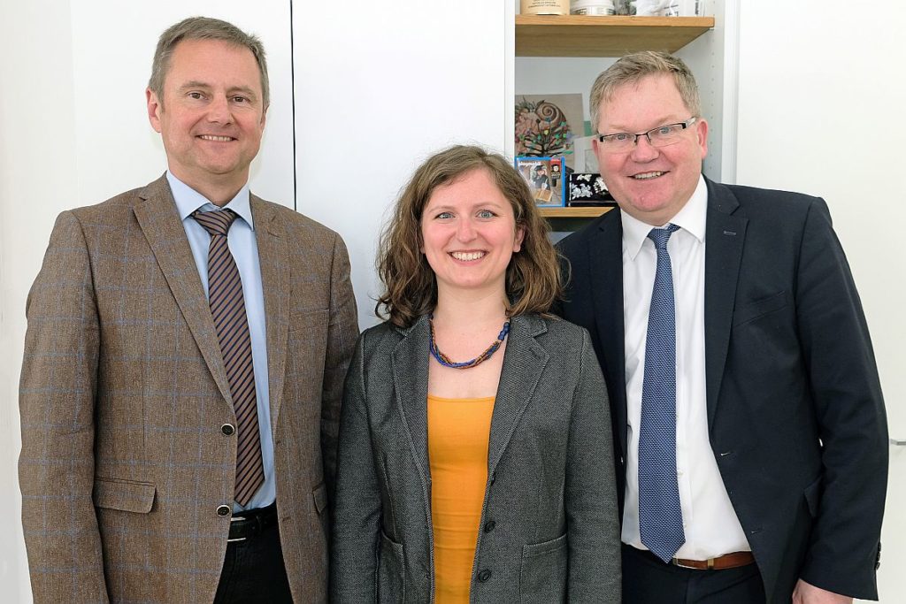 Oberbürgermeister  Michael Cerny (rechts), Referatsleiter Dr. Bernhard Mitko (links) und  die neue Klimaschutzmanagerin der Stadt Amberg Corinna Loewert Foto (Susanne Schwab, Stadt Amberg):