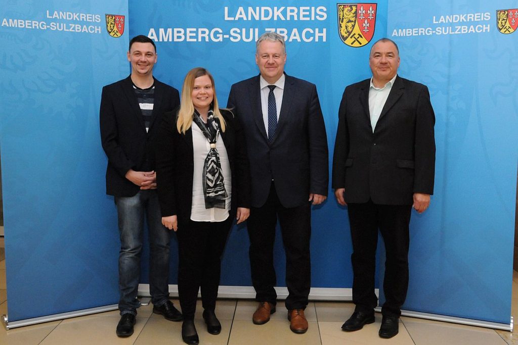 Michael Schröter und Angela Powalla sind die neuen Gesichter der Wirtschaftsförderung des Landkreises Amberg-Sulzbach. Landrat Richard Reisinger und Sachgebietsleiter Robert Graf (v.li.) stellten das Duo nun der Öffentlichkeit vor. Foto: Christine Hollederer