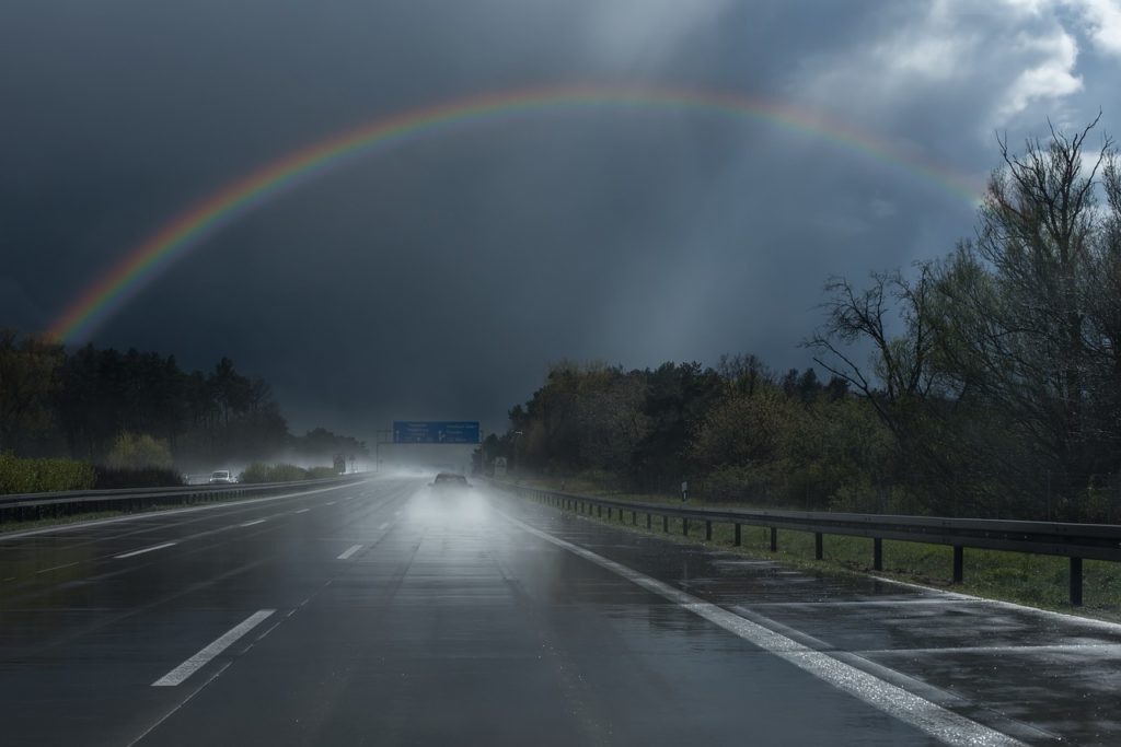 Regennasse Autobahn (Quelle: Pixabay)