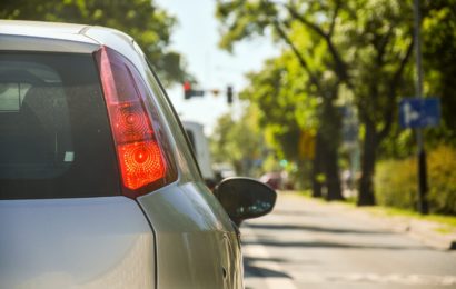 Betrunkener springt aus fahrendem Fahrzeug