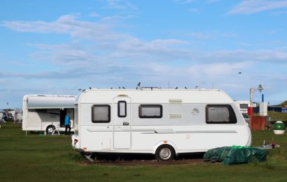 Wohnwagen brennt nieder