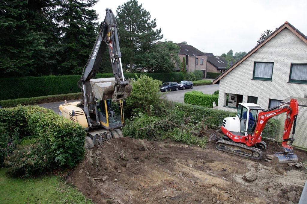 Gartenbauarbeiten mit Minibagger (Symbolbild Pixabay)