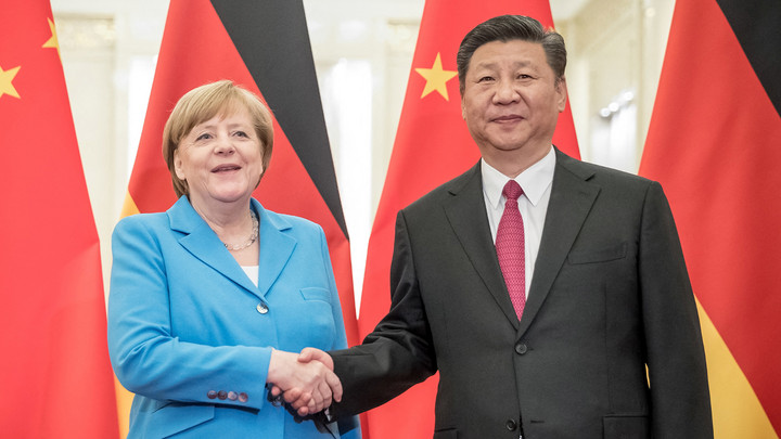 Angela Merkel und Staats- und Parteichef Xi Jinping beim Besuch der Bundeskanzlerin in der Volksrepublik China. Copyright: ZDF/Michael Kappeler/dpa