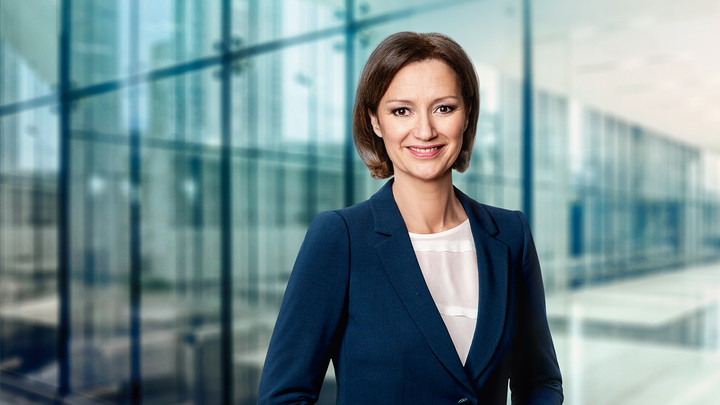 Bettina Schausten, stellvertretende ZDF-Chefredakteurin, moderiert "Wahl 2019: Europa und Bremen" live im ZDF. Copyright: ZDF/ Klaus Weddig; [m] KNS