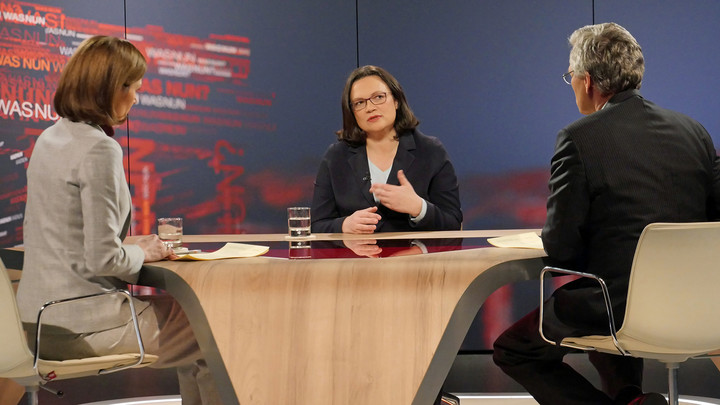 SPD-Vorsitzende Andrea Nahles stellt sich nach der Europawahl den Fragen von Bettina Schausten und Peter Frey, hier ein Bild aus der „Was nun, Frau Nahles?“-Sendung vom 7. Februar 2018. Copyright: ZDF/Thomas Ernst 