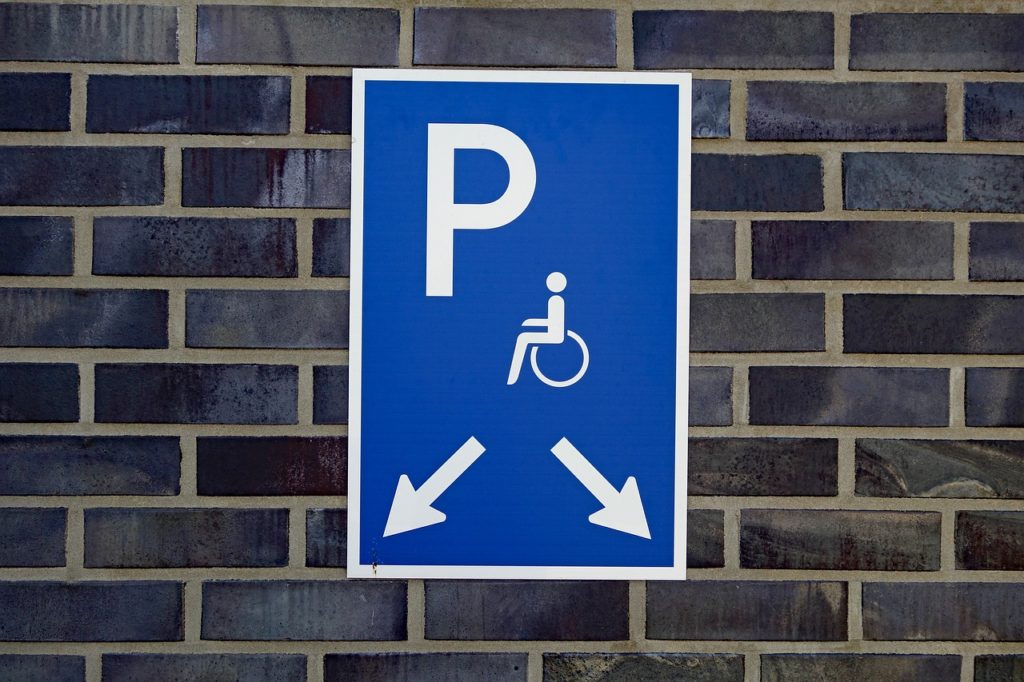 Behindertenparkplatz (Symbolbild Pixabay)