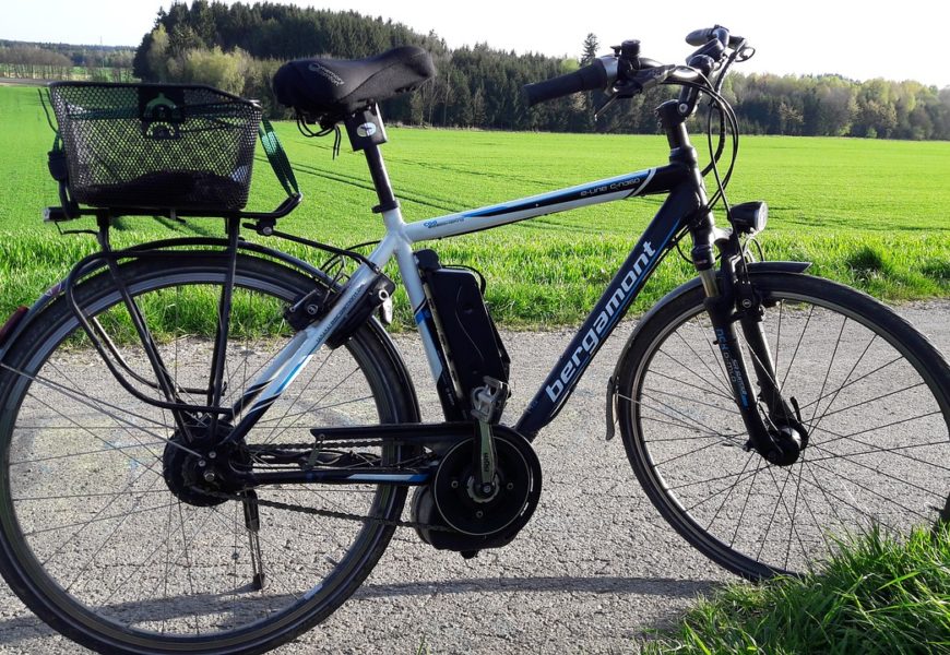 Pedelecfahrer verunfallt – Fahrradhelm verhindert Schlimmeres