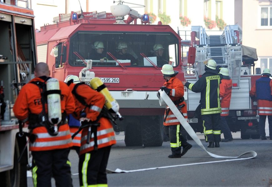 Maschinenbrand sorgt für Großaufgebot an Einsatzkräften – niemand verletzt