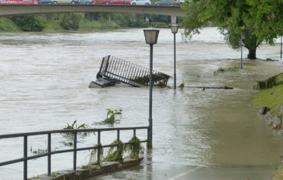 Fahrzeug „schwimmt“ in Unterführung „auf“