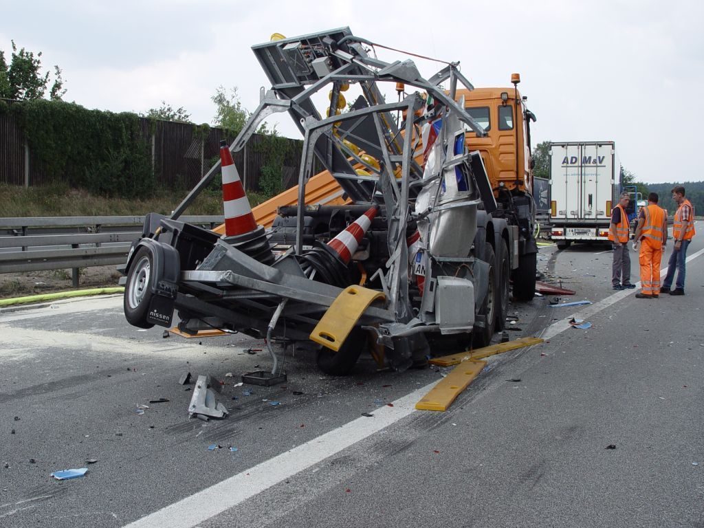 LKW-Unfall mit Verkehrsleitanhänger (Symbolbild: Pressedienst Wagner)