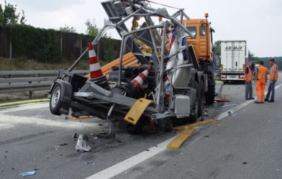 Lastkraftwagen kracht bei Luhe-Wildenau in Warnanhänger der Autobahnmeisterei