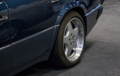 Fahrzeugteile an zwei Mercedes-Pkw ausgebaut und Reifen abmontiert