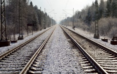 Verletzte Person neben den Bahngleisen gefunden 