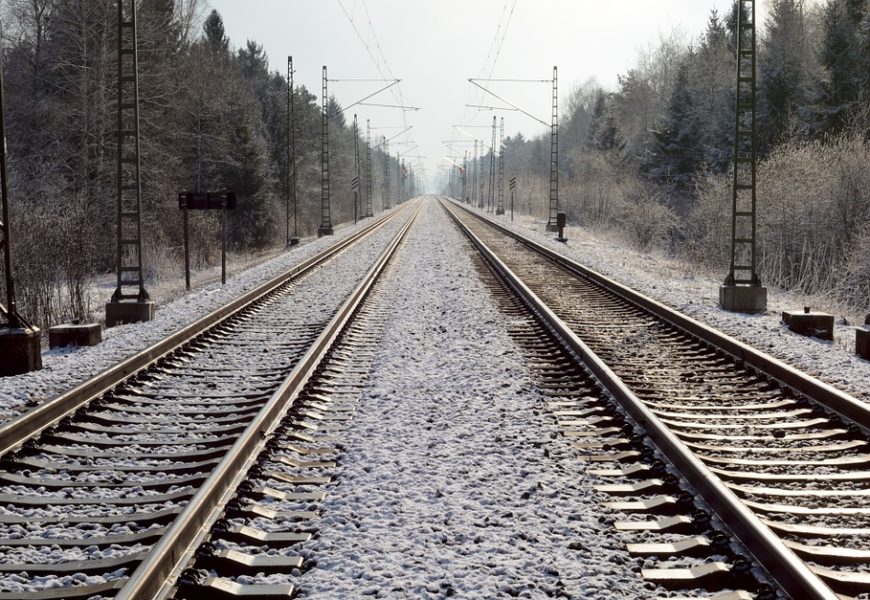 Verletzte Person neben den Bahngleisen gefunden 