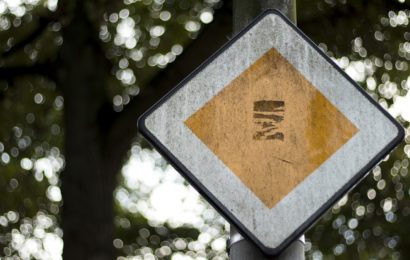 Nächtliche Randalierer beschädigen Verkehrszeichen in Waldsassen