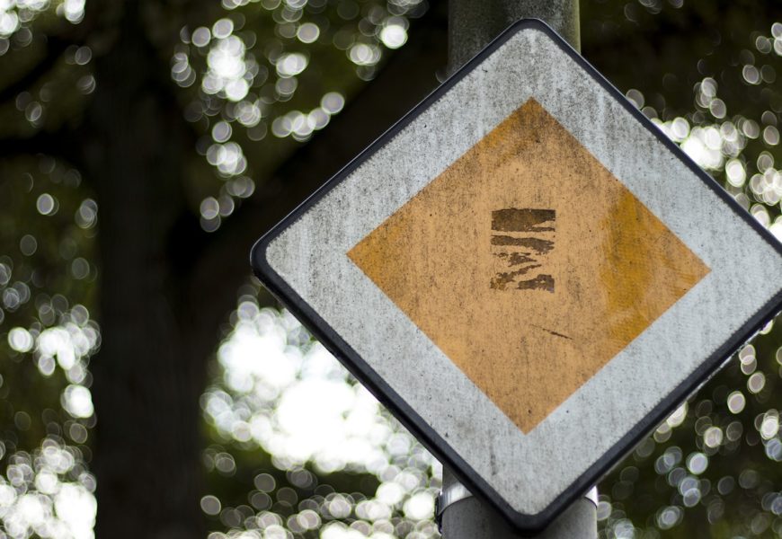 Verkehrszeichen aus Verankerung gerissen