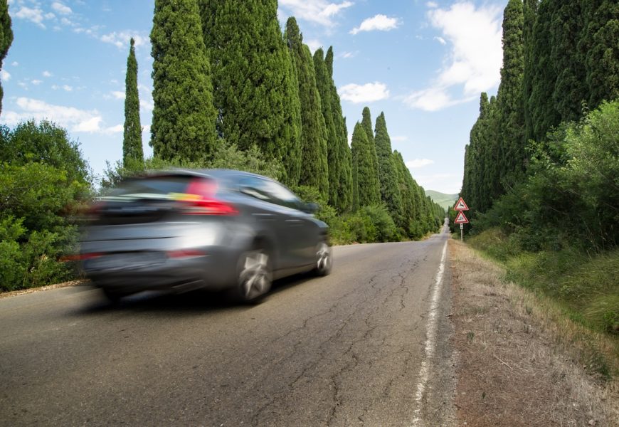 Illegales Autorennen endet an Brückenpfeiler