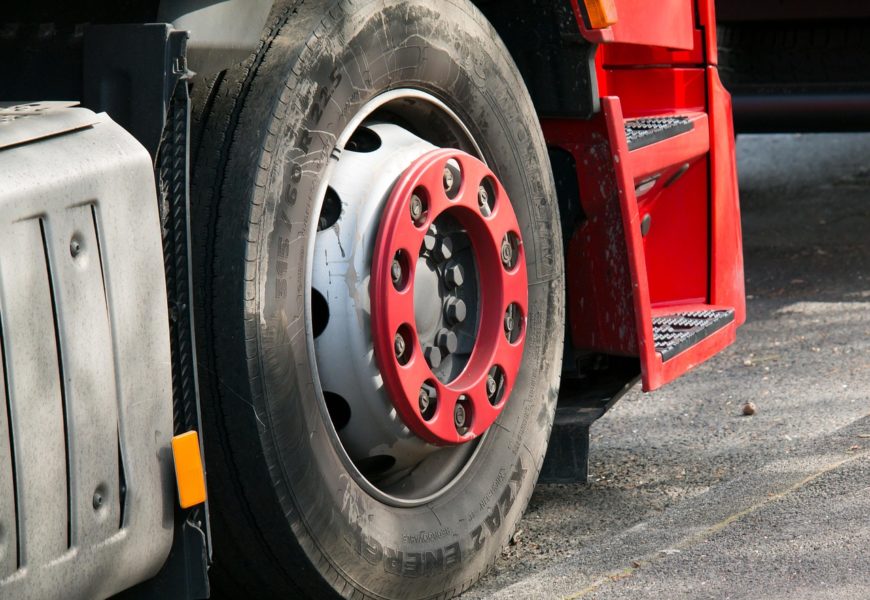 Lkw verlor Reifen und beschädigte Garagentor