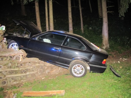 Reh ausgewichen - auf Holzstapel aufgefahren Foto: Polizei