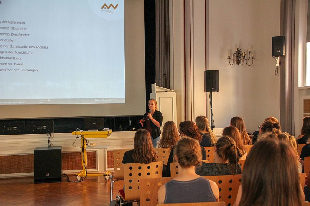 Studentin Katharina Eckl präsentierte im vergangenen Jahr den Studiengang Bio- und Umweltverfahrenstechnik.   Foto: Keck/OTH Amberg-Weiden