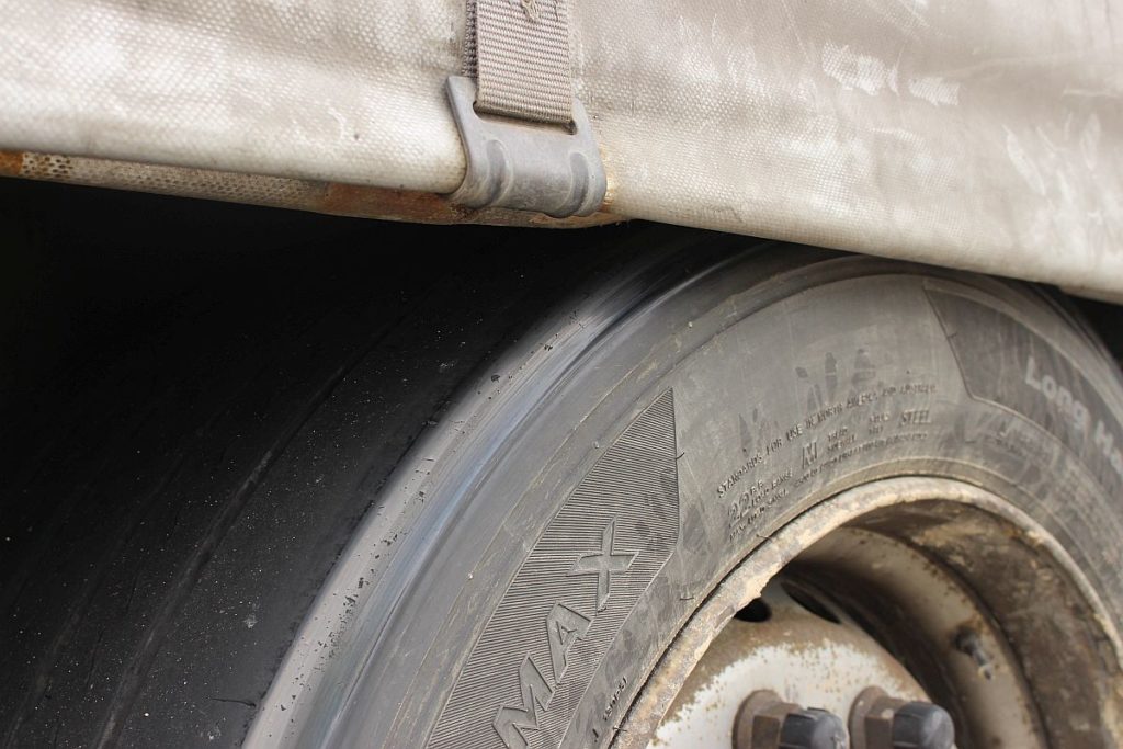 LKW-Reifen schleift am Rahmen  Foto: Polizei