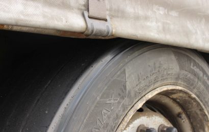 LKW-Reifen schleift am Rahmen Foto: Polizei