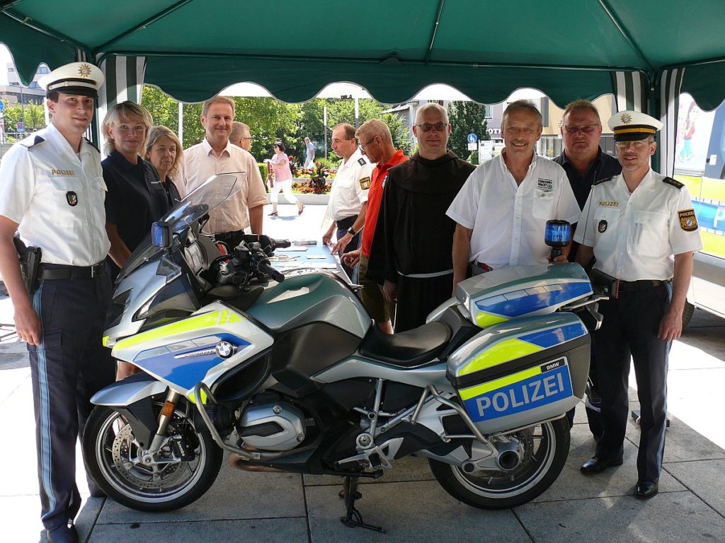 v.r. Polizeidirektor Thomas Lachner, Polizeihauptkommissar Alois  Hartinger, Bezirksvorsitzender der Verkehrswacht Gernot Schötz,  Pater Janusz, Dr. Bernhard Mitko, Sicherheitswachtsangehörige Karin  Stirner, Doris Schmalzl und stellvertretender Dienststellenleiter der PI  Amberg Polizeioberkommissar Andreas Weidauer. Foto: Polizei