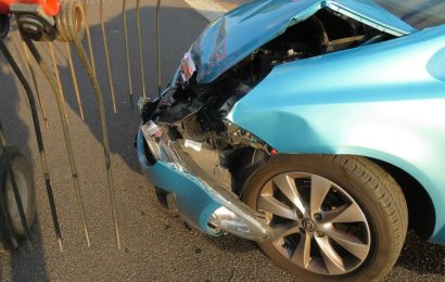 Der Opel Corsa verlor das Duell gegen den Traktor Foto: Polizei