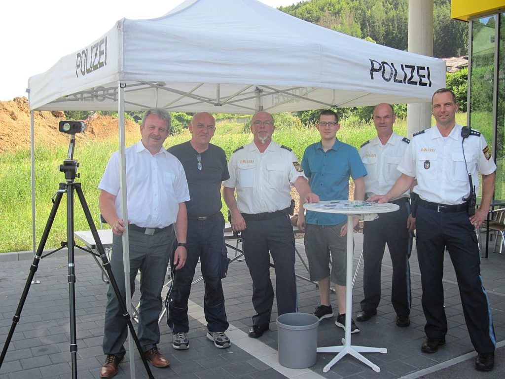 v.l.n.r.: Bürgermeister Ulrich Brey neben einem  interessierten Verkehrsteilnehmer, PHK Alfons Zenger, Michael Böhm der  sich ebenfalls informierte, PHK Maximilian Scheuerer und PHK Albert  Brück Foto: PI Regenstauf