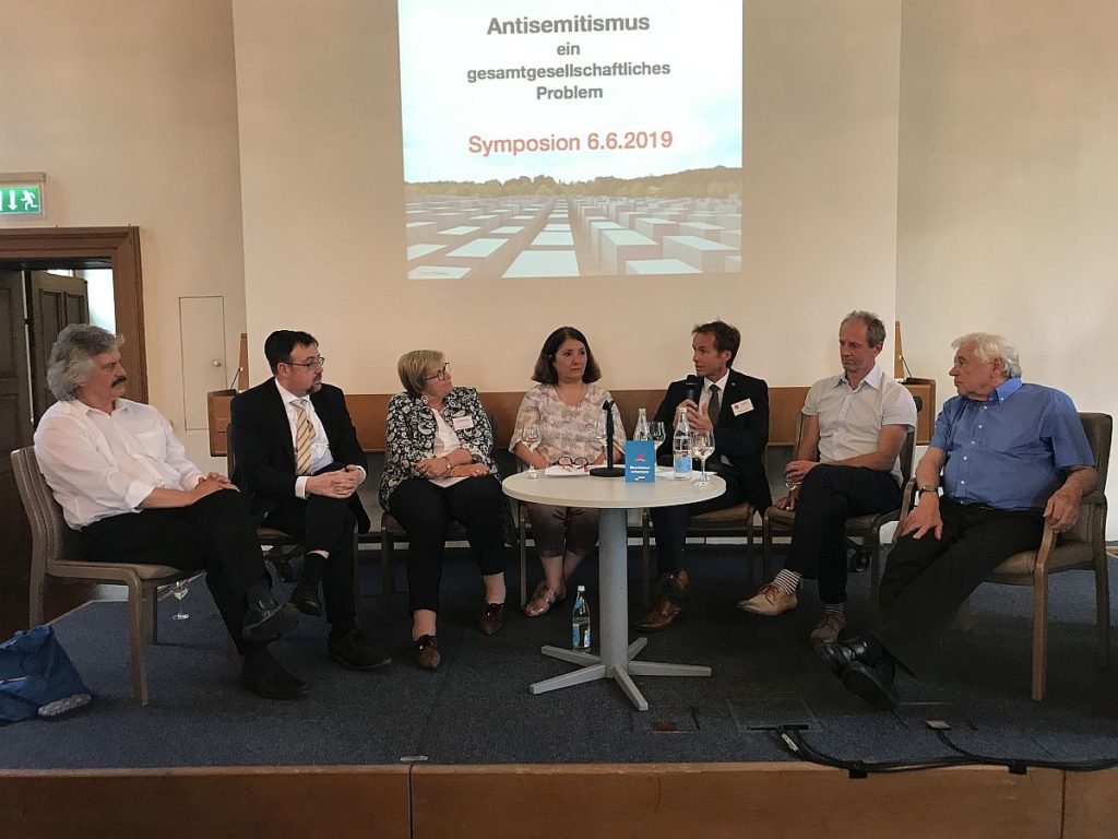 erster von links:  StD Günter Kohl,  zweiter von links: Rabbiner Elias Dray  dritte von links:  Dr. Juliane Wetzel  Mitte: Frau Sanem Kleff  dritter von rechts: LKD Robert Fuchs  zweiter von rechts: Dr. Jörg Skriebeleit  erster von rechts: Prof. Wolfgang Benz Foto: Polizei