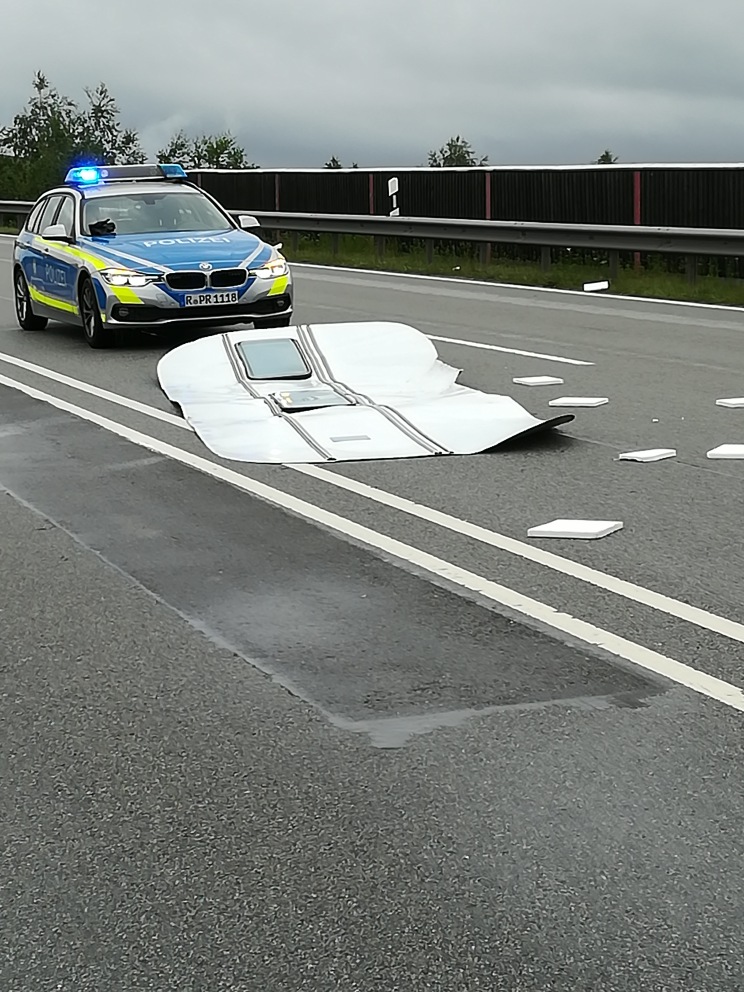 Der Wohnwagen zerfiel auf der B20 bei Traitsching in seine Einzelteile Foto: Polizei