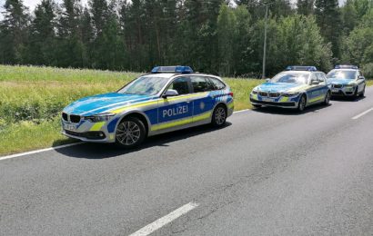 Berauschter Autofahrer parkt hinter Polizeiposten