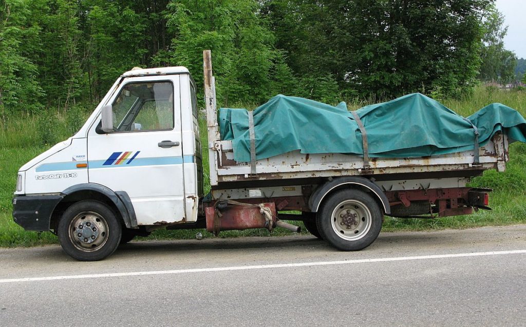 Aus dem Verkehr gezogener, schrottreifer Iveco auf dem Weg von Frankreich nach Rumänien Foto: Polizei