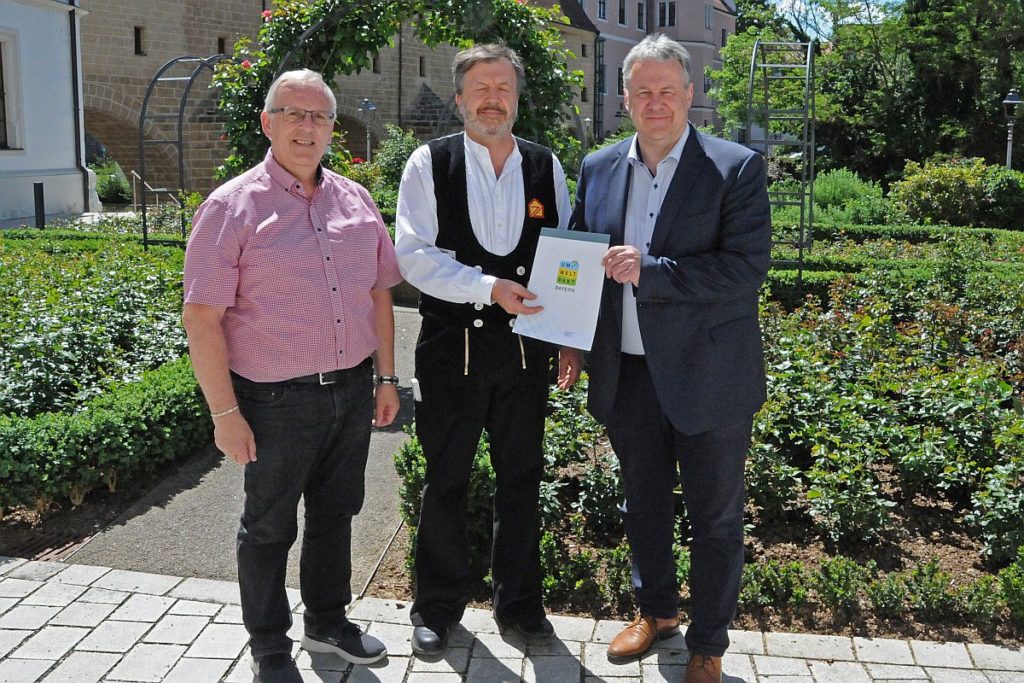 v.li.: Bürgermeister Winfried Franz (Gemeinde Neukirchen b. Su-Ro), Georg Strobel, Landrat Richard Reisinger Foto: Michael Schröter