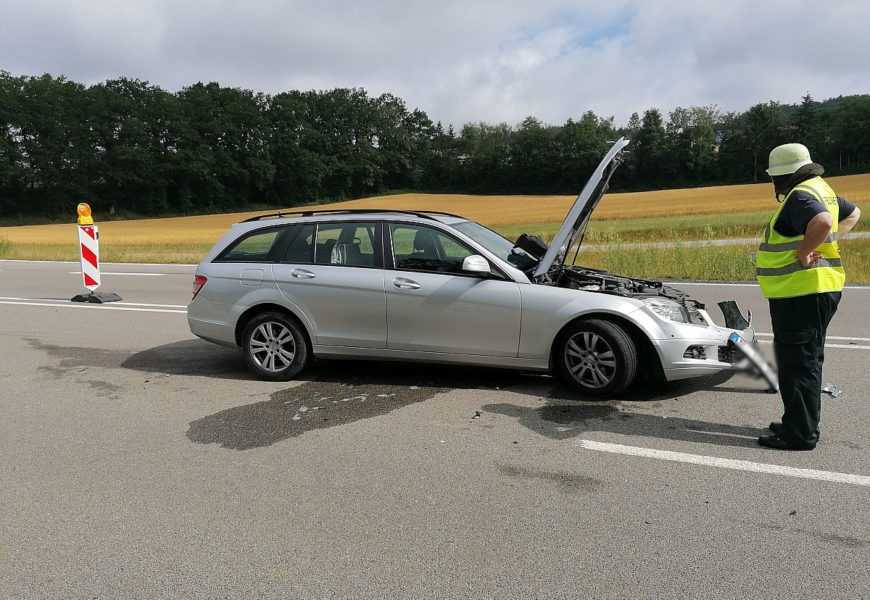 Verkehrsunfall mit drei Fahrzeugen – zwei Verletzte
