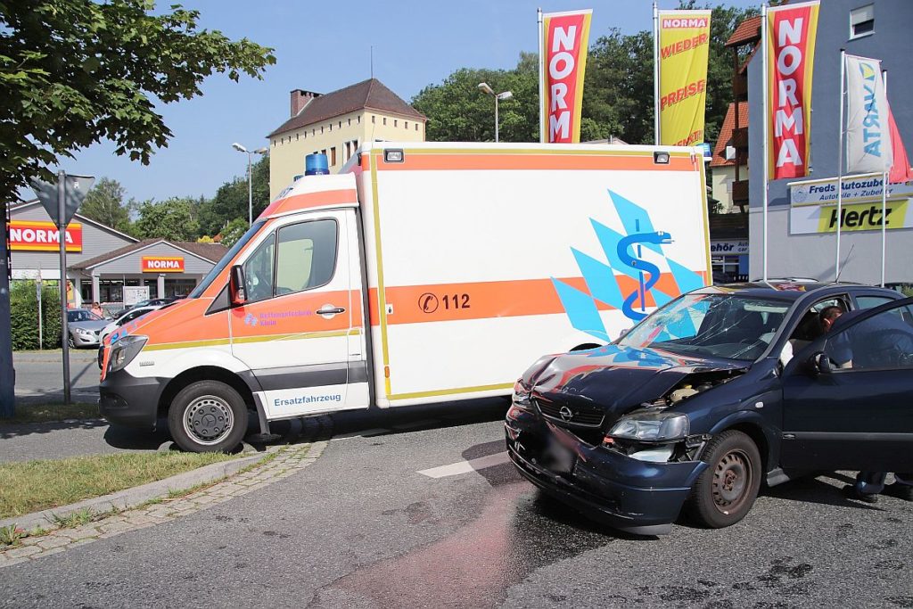 Die schwangere Unfallverursacherin wurde mit dem Rettungsdienst ins Krankenhaus gebracht Foto: Jürgen Masching