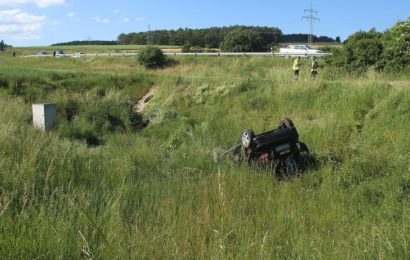 Von Straße abgekommen und überschlagen