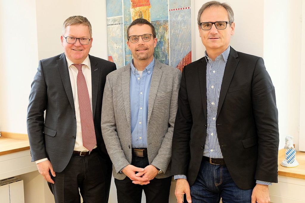 Oberbürgermeister Michael Cerny (links) und der Leiter des Referates für Kultur, Sport und Schulen Wolfgang Dersch (rechts) mit dem neuen Leiter des Schul- und Sportamts der Stadt Amberg. Foto: Susanne Schwab