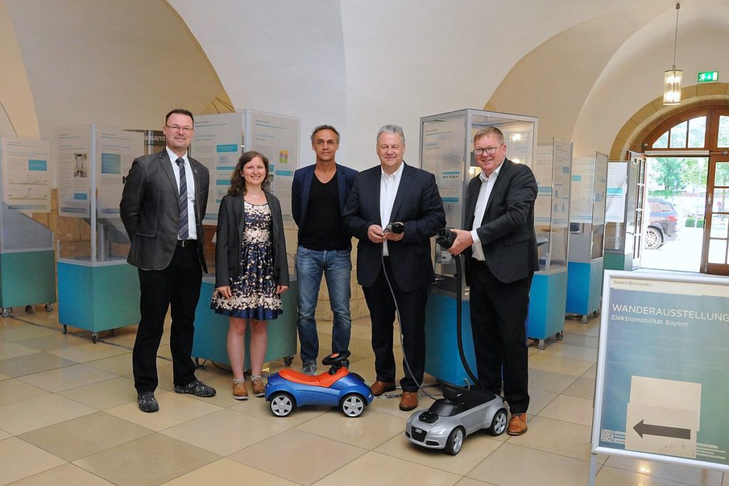 Der Landkreis Amberg-Sulzbach und die Stadt Amberg machen beim Klimaschutz gemeinsame Sache. Das wurde bereits bei einer Ausstellung zum Thema Elektromobilität im Juni 2019 deutlich. Das interkommunale Klimaschutzbündnis soll diese Zusammenarbeit noch stärker betonen. Das Bild zeigt Landrat Richard Reisinger, Joachim Scheid (Klimaschutzkoordinator Landkreis Amberg-Sulzbach), Corinna Loewert (Klimaschutzmanagerin Stadt Amberg) und Florian Junkes (Vorsitzender ZEN e.V.) bei der Eröffnung der Ausstellung im vergangenen Jahr. Foto: Christine Hollederer (Archiv Juni 2019)