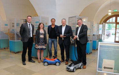 Der Landkreis Amberg-Sulzbach und die Stadt Amberg machen beim Klimaschutz gemeinsame Sache. Das wurde bereits bei einer Ausstellung zum Thema Elektromobilität im Juni 2019 deutlich. Das interkommunale Klimaschutzbündnis soll diese Zusammenarbeit noch stärker betonen. Das Bild zeigt Landrat Richard Reisinger, Joachim Scheid (Klimaschutzkoordinator Landkreis Amberg-Sulzbach), Corinna Loewert (Klimaschutzmanagerin Stadt Amberg) und Florian Junkes (Vorsitzender ZEN e.V.) bei der Eröffnung der Ausstellung im vergangenen Jahr. Foto: Christine Hollederer (Archiv Juni 2019)