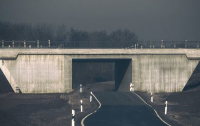 Sattelauflieger streift Brücke