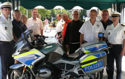 Die  Polizeiinspektion Amberg stellte die oberpfalzweite  Verkehrssicherheitskampagne „Back on Bike“ vor – Pater Janusz  unterstützt die Aktion