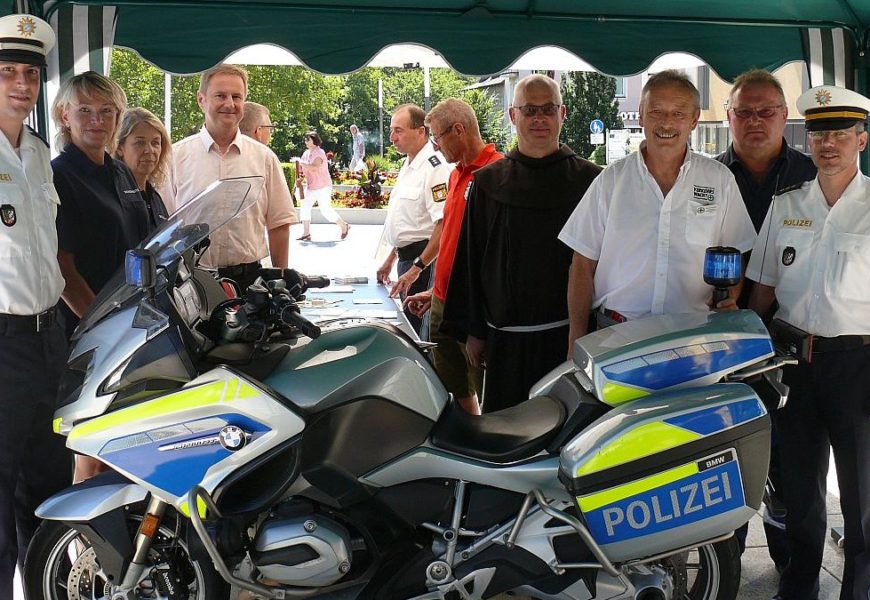 Die  Polizeiinspektion Amberg stellte die oberpfalzweite  Verkehrssicherheitskampagne „Back on Bike“ vor – Pater Janusz  unterstützt die Aktion