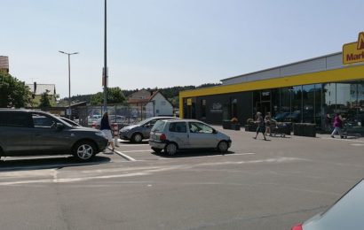 Unfallflucht auf Supermarktparkplatz