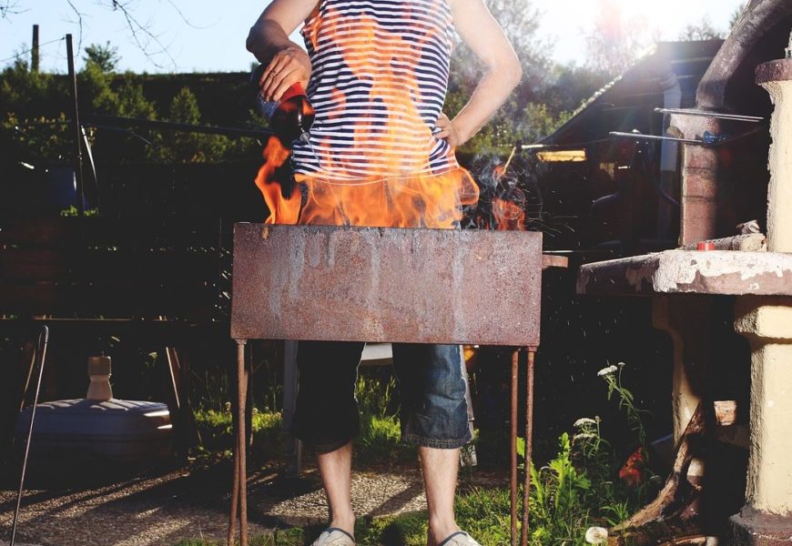 13-jähriger Junge verletzt sich beim Grillen durch Stichflamme
