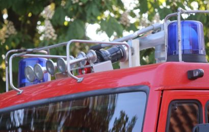 Feuerwehrfrau nach Alarmierung kurz vor dem Gerätehaus in Unfall verwickelt